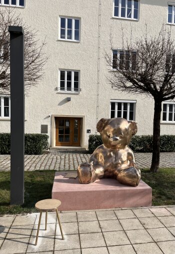 Das Kunstwerk "In the name of" des Künstlers Bruno Wank.