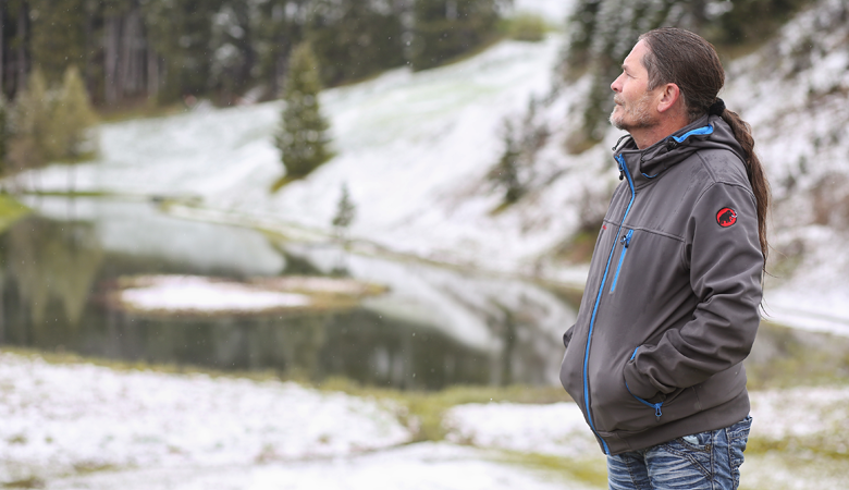 Herr Blickle mit Blick auf die Schnee-Landschaft