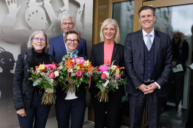 Bayerns Jugendministerin Ulrike Scharf (2. v.r.) mit Dr. Norbert Kollmer, Präsident des ZBFS, BLJA-Leiter Dr. Harald Britze, Zweigstellenleiterin Karin Herzinger und Künstlerin Johanna Obermüller (v.r.).